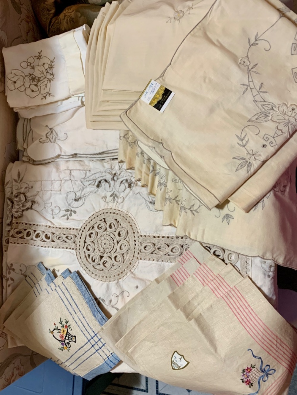 Lot Vintage Embroidered Crocheted Tablecloth Runners Napkins Craft Upcycle Use - Picture 6 of 6